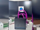 Консоль Steam Machine, модифицированная с использованием компонентов водяного охлаждения.
