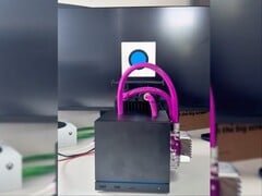 Консоль Steam Machine, модифицированная с использованием компонентов водяного охлаждения.