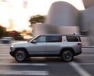 Фотография автомобиля Rivian R1S 2027 года выпуска