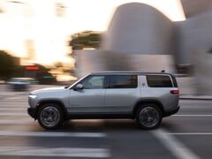 Фотография автомобиля Rivian R1S 2027 года выпуска
