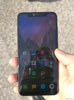 Дисплей Mi 8 Explorer Edition в яркий солнечный день