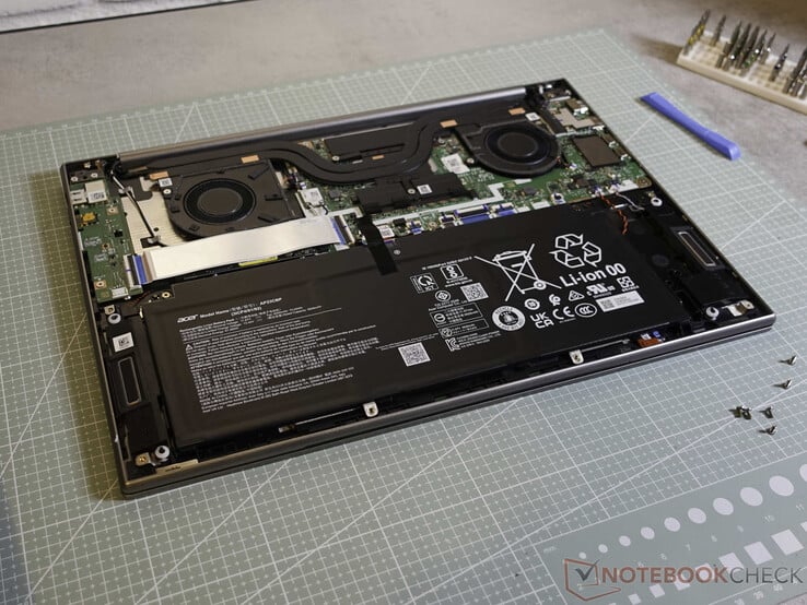 Два вентилятора и тепловые трубки внутри Acer Swift 16