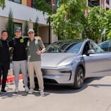 Эта Tesla Model Y - первый в истории автомобиль, доставленный в автономном режиме (Источник изображения: Tesla)