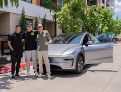Эта Tesla Model Y - первый в истории автомобиль, доставленный в автономном режиме (Источник изображения: Tesla)