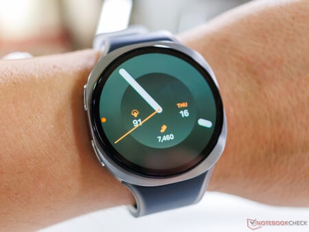 Samsung Galaxy Watch 9 44 мм в руках