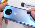 Завершение теста на прочность для OnePlus 7T оказалось не самым удачным. (Источник: YouTube)