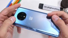 Завершение теста на прочность для OnePlus 7T оказалось не самым удачным. (Источник: YouTube)