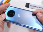 Завершение теста на прочность для OnePlus 7T оказалось не самым удачным. (Источник: YouTube)