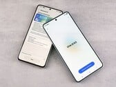 Два смартфона Samsung Galaxy с экраном обновления программного обеспечения