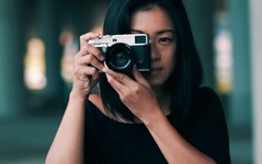 Благодаря гибридному видоискателю Fujifilm X-Pro 3 - одна из самых необычных беззеркальных камер на рынке