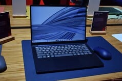 Lenovo IdeaPad Vibe 14 в цвете «Moody Blue».