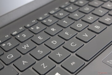 По ощущениям и удобству клавиатура напоминает Surface Laptop 3 15, но постукивает громче