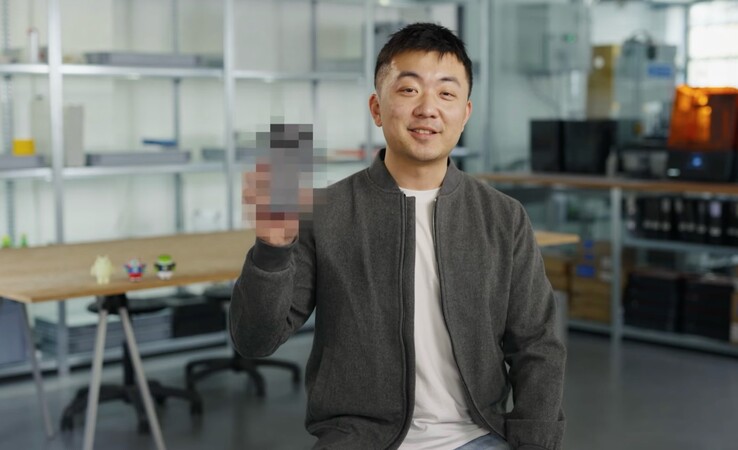 Босс Nothing Карл Пей показывает пикселированный Nothing Phone (3) (Источник изображения: Google)