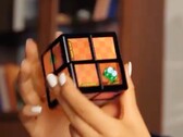 WOWCube имеет 24 маленьких экрана и поставляется с набором игр-головоломок (Источник изображения: Cubios)