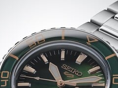 Крупный план Seiko 5 Sports SKX HDB005, демонстрирующий тёмно-зелёный циферблат
