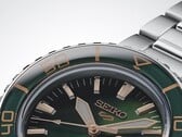Крупный план Seiko 5 Sports SKX HDB005, демонстрирующий тёмно-зелёный циферблат
