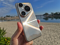 Благодаря глянцевому покрытию Pura 80 Ultra очень восприимчив к отпечаткам пальцев. Хорошо, что в комплект поставки Huawei входит защитный чехол. (Источник изображения: Notebookcheck)