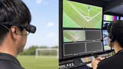 Носимая камера Xacti CX-WL100, устанавливаемая для использования в качестве судейской камеры во время трансляции футбольного матча.