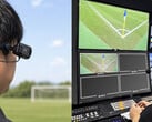 Носимая камера Xacti CX-WL100, устанавливаемая для использования в качестве судейской камеры во время трансляции футбольного матча.