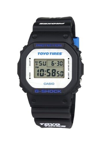 На белом циферблате заметно выделяется фирменный знак Toyo Tires, а синие надписи добавляют контраста к классическому квадратному дизайну G-Shock.