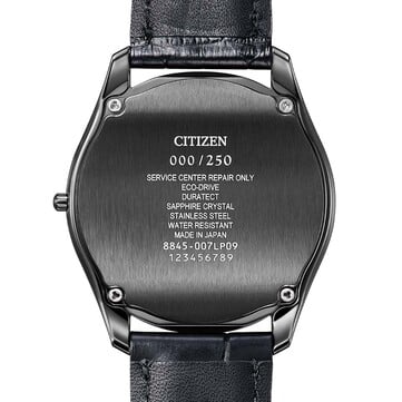 Вид сзади часов Citizen Eco-Drive One AQ5025-04N: матовая черная задняя крышка корпуса, номер ограниченного выпуска и выгравированные технические характеристики.