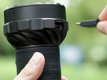 Двунаправленный USB-C-разъем Olight Marauder 3 можно использовать для обратной зарядки телефонов и электронных устройств.