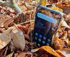 Oukitel WP60 больше, чем любой другой телефон, благодаря своему 7,2-дюймовому экрану, но при этом имеет очень длительное время автономной работы.