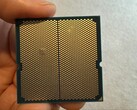 Один из пользователей поделился снимками выпуклости в своем процессоре Ryzen 9 9950X3D, который был установлен в паре с материнской платой ASRock. (Источник изображения: I_fliu на Reddit)