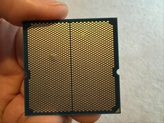 Один из пользователей поделился снимками выпуклости в своем процессоре Ryzen 9 9950X3D, который был установлен в паре с материнской платой ASRock. (Источник изображения: I_fliu на Reddit)