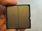 Один из пользователей поделился снимками выпуклости в своем процессоре Ryzen 9 9950X3D, который был установлен в паре с материнской платой ASRock. (Источник изображения: I_fliu на Reddit)