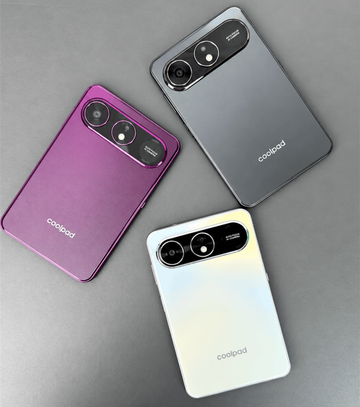 Три телефона Coolpad Cool X Wide, показанные сзади, в фиолетовом, сером и белом цветах