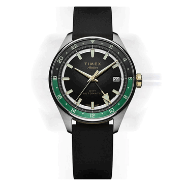 Timex Atelier GMT Première M1a с черным циферблатом, зеленым 24-часовым кольцом GMT и черным ремешком из каучука NBR.