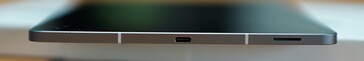 Справа: Порт USB-C, динамик