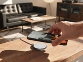 Беспроводное зарядное устройство Moto Snap обеспечивает мощность 25 Вт для смартфонов, поддерживающих стандарт Qi 2.2, и 30 Вт для телефонов Motorola, использующих собственный протокол компании.