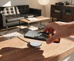 Беспроводное зарядное устройство Moto Snap обеспечивает мощность 25 Вт для смартфонов, поддерживающих стандарт Qi 2.2, и 30 Вт для телефонов Motorola, использующих собственный протокол компании.