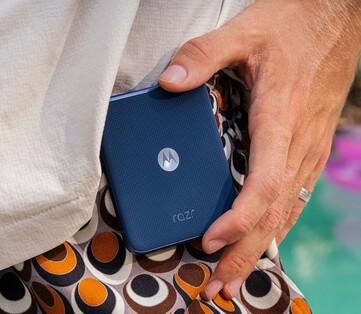 Motorola Razr в цвете Pantone Gibraltar Sea. (Источник изображения: Motorola)