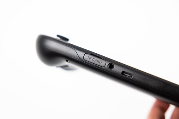 Retroid Pocket 6 оснащен слотом для TF-карт, позволяющим увеличить объем памяти. (Источник изображения: Retroid)