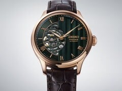 Крупный план зелёного циферблата часов Seiko Presage HCB007, на котором видны его фактурный геометрический узор, римские цифры и открытый механический механизм.