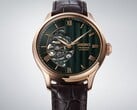 Крупный план зелёного циферблата часов Seiko Presage HCB007, на котором видны его фактурный геометрический узор, римские цифры и открытый механический механизм.