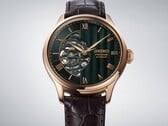 Крупный план зелёного циферблата часов Seiko Presage HCB007, на котором видны его фактурный геометрический узор, римские цифры и открытый механический механизм.