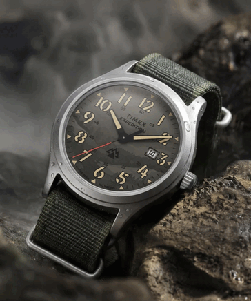 Часы Timex TW2Y89500 оснащены циферблатом с зелёным камуфляжным рисунком