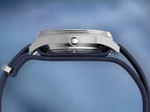 Вид сбоку на часы Peanuts x Timex Marlin Jet Automatic, на котором видны корпус из нержавеющей стали, выпуклое стекло Hesalite, покрывающее безель, и синий ремешок из текстурированной ткани.