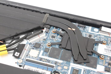Припаянные модули оперативной памяти LPDDR5x расположены вплотную к процессору