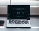 Расположите ноутбук и смартфон рядом друг с другом на столе при дневном освещении