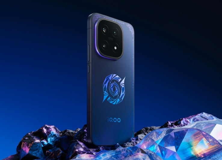 Vivo также предлагает iQOO 15 в коллекционном издании Honor of Kings 10th Anniversary Collector's Edition с дополнительными аксессуарами. (Источник изображения: Vivo)