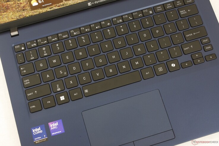 Отдача клавиш почти такая же четкая, как у HP EliteBook, а кликпад (~11 x 5,8 см) включает встроенные кнопки мыши