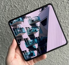 Складной iPhone может получить дисплей с другим соотношением сторон. На снимке - Oppo Find N2 (Источник изображения: Эндрю Ченг, Nextrift)