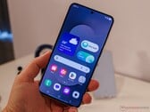 На изображении показан смартфон Galaxy S25 FE, который держит обозреватель 