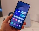 На изображении показан смартфон Galaxy S25 FE, который держит обозреватель