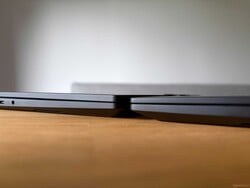 ThinkPad X1 Carbon 14-го поколения с IPS-дисплеем и сенсорным управлением (слева) и с OLED-дисплеем без сенсорного управления (справа)
